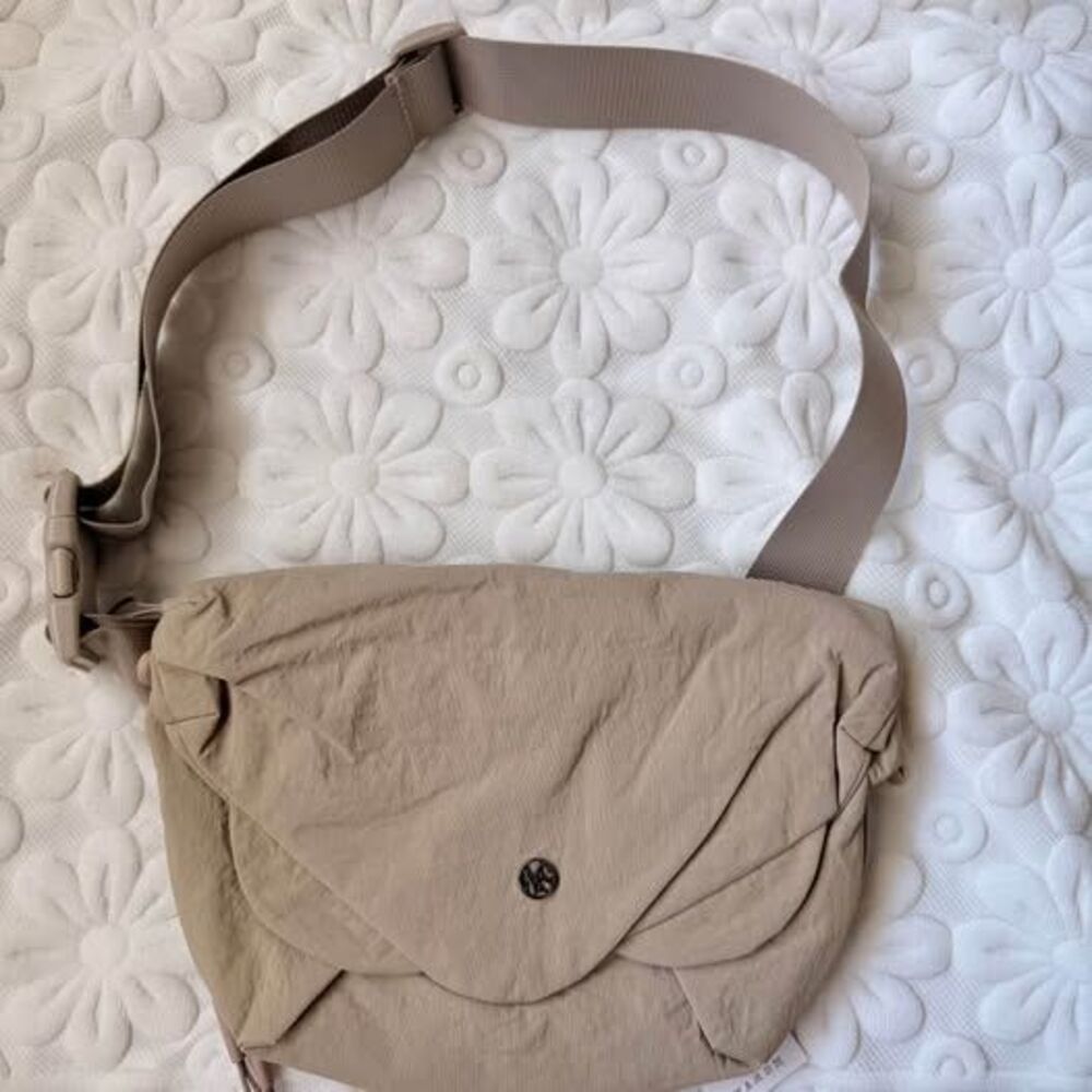 Designer Water-Resistant Sling Bag Crossbody Chest Bag Expandable Multi-Pocket